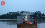 Lực lượng Công an trắng đêm đắp đê tả Bùi ở Chương Mỹ
